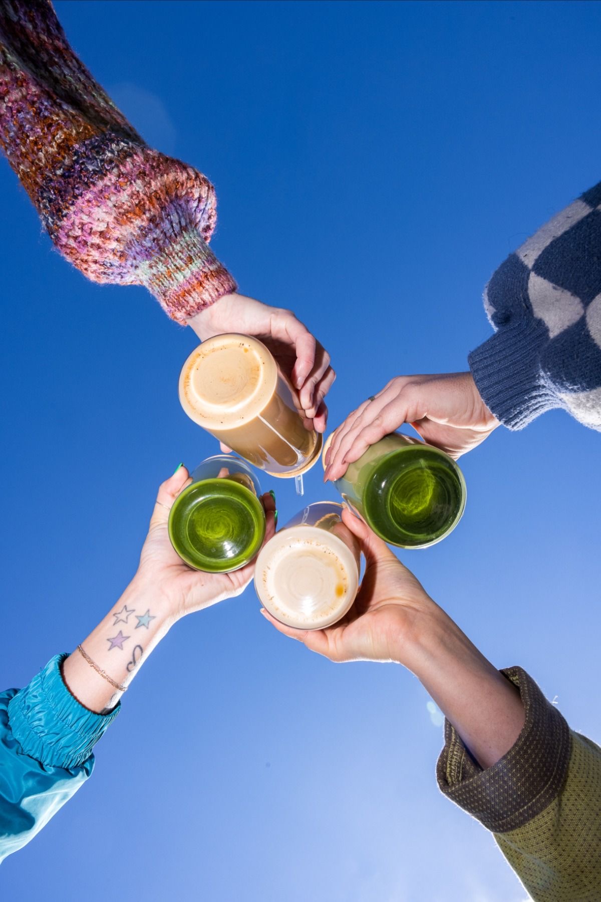Grupo brindando con matcha y café de Layers